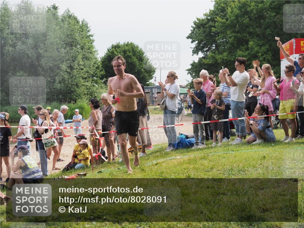 15.06.2025 - 27. Vierlanden-Triathlon KatJ http://msf.ph/oto/8028091 15.06.2025 11:02:21 Schwimmen 687, 734, 851 meine-sportfotos.de