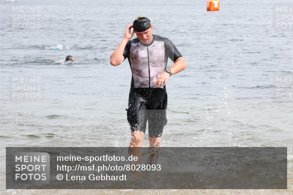 15.06.2025 - 27. Vierlanden-Triathlon Lena Gebhardt http://msf.ph/oto/8028093 15.06.2025 11:01:33 Schwimmen 701, 717, 869 meine-sportfotos.de