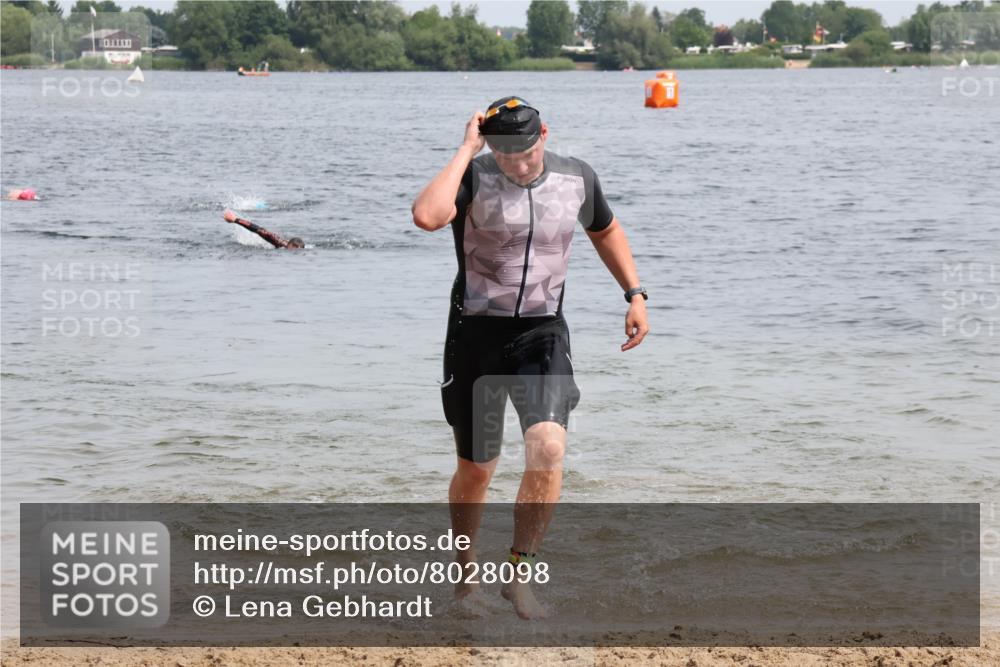 15.06.2025 - 27. Vierlanden-Triathlon Lena Gebhardt http://msf.ph/oto/8028098 15.06.2025 11:01:35 Schwimmen 701, 717 meine-sportfotos.de