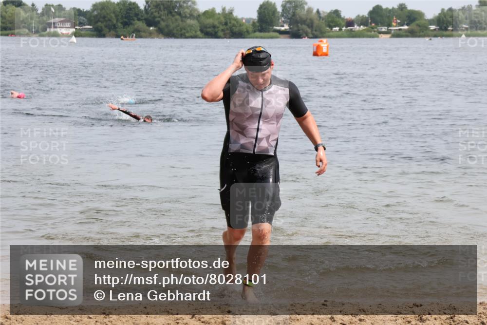 15.06.2025 - 27. Vierlanden-Triathlon Lena Gebhardt http://msf.ph/oto/8028101 15.06.2025 11:01:35 Schwimmen 701, 717 meine-sportfotos.de