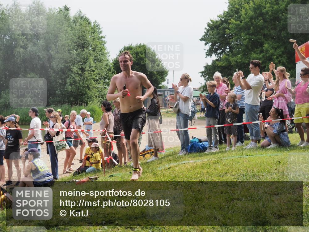 15.06.2025 - 27. Vierlanden-Triathlon KatJ http://msf.ph/oto/8028105 15.06.2025 11:02:22 Schwimmen 687, 734, 851 meine-sportfotos.de