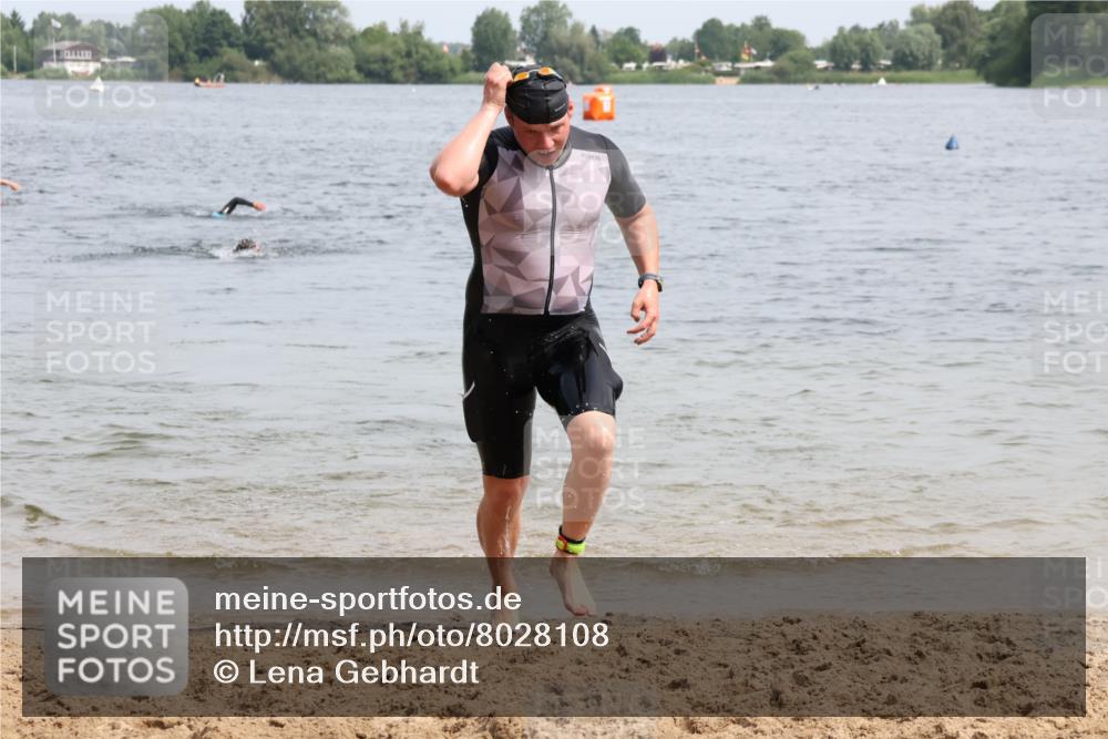 15.06.2025 - 27. Vierlanden-Triathlon Lena Gebhardt http://msf.ph/oto/8028108 15.06.2025 11:01:35 Schwimmen 701, 717 meine-sportfotos.de
