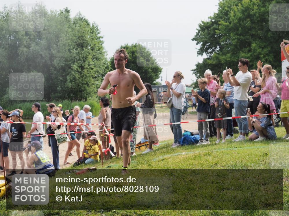 15.06.2025 - 27. Vierlanden-Triathlon KatJ http://msf.ph/oto/8028109 15.06.2025 11:02:22 Schwimmen 687, 734, 851 meine-sportfotos.de