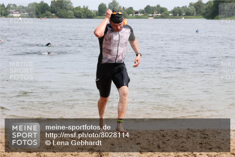 15.06.2025 - 27. Vierlanden-Triathlon Lena Gebhardt http://msf.ph/oto/8028114 15.06.2025 11:01:35 Schwimmen 701, 717 meine-sportfotos.de