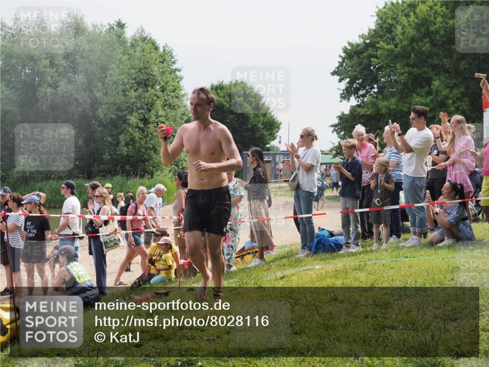 15.06.2025 - 27. Vierlanden-Triathlon KatJ http://msf.ph/oto/8028116 15.06.2025 11:02:22 Schwimmen 687, 734, 851 meine-sportfotos.de