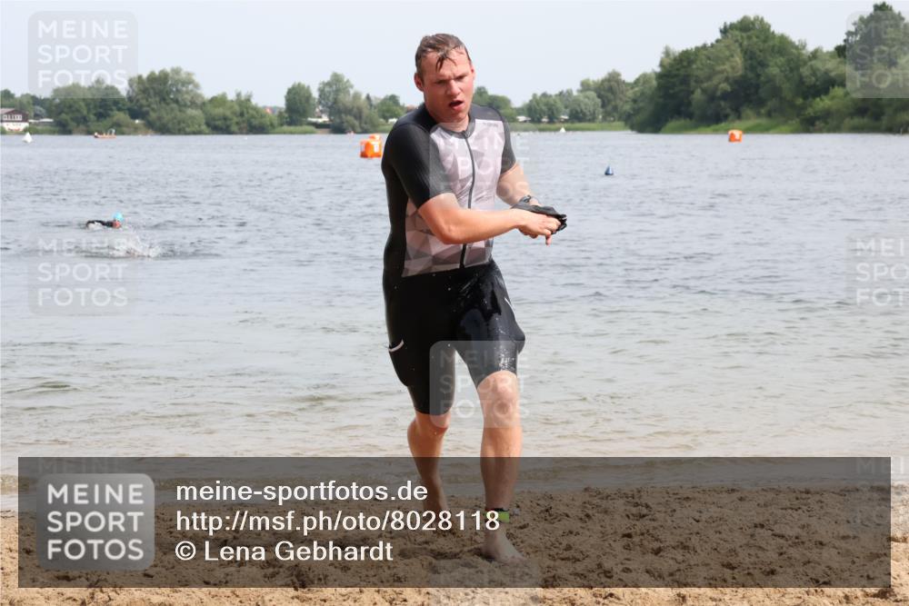 15.06.2025 - 27. Vierlanden-Triathlon Lena Gebhardt http://msf.ph/oto/8028118 15.06.2025 11:01:36 Schwimmen 701, 717 meine-sportfotos.de