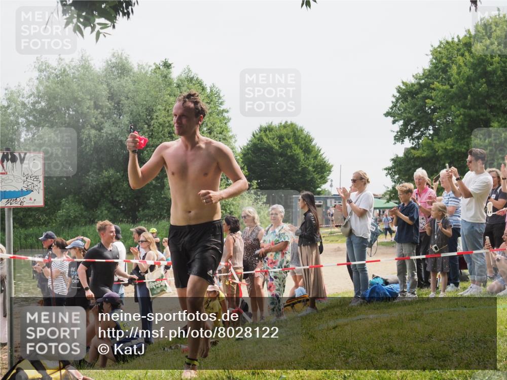 15.06.2025 - 27. Vierlanden-Triathlon KatJ http://msf.ph/oto/8028122 15.06.2025 11:02:22 Schwimmen 687, 734, 851 meine-sportfotos.de