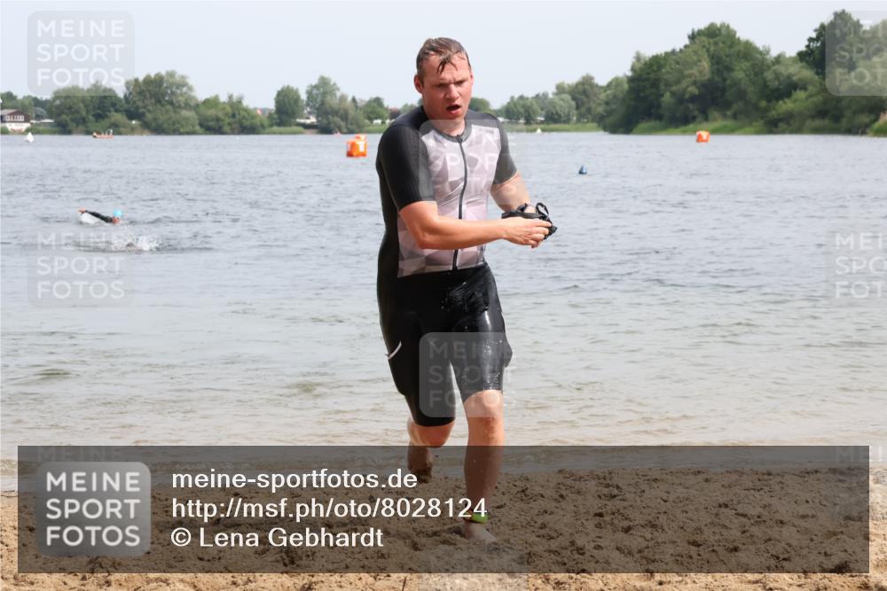 15.06.2025 - 27. Vierlanden-Triathlon Lena Gebhardt http://msf.ph/oto/8028124 15.06.2025 11:01:36 Schwimmen 701, 717 meine-sportfotos.de