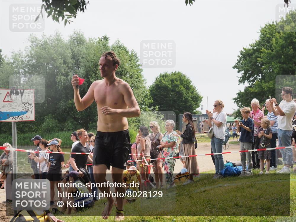 15.06.2025 - 27. Vierlanden-Triathlon KatJ http://msf.ph/oto/8028129 15.06.2025 11:02:22 Schwimmen 687, 734, 851 meine-sportfotos.de