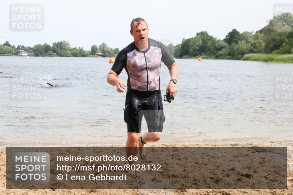 15.06.2025 - 27. Vierlanden-Triathlon Lena Gebhardt http://msf.ph/oto/8028132 15.06.2025 11:01:36 Schwimmen 701, 717 meine-sportfotos.de