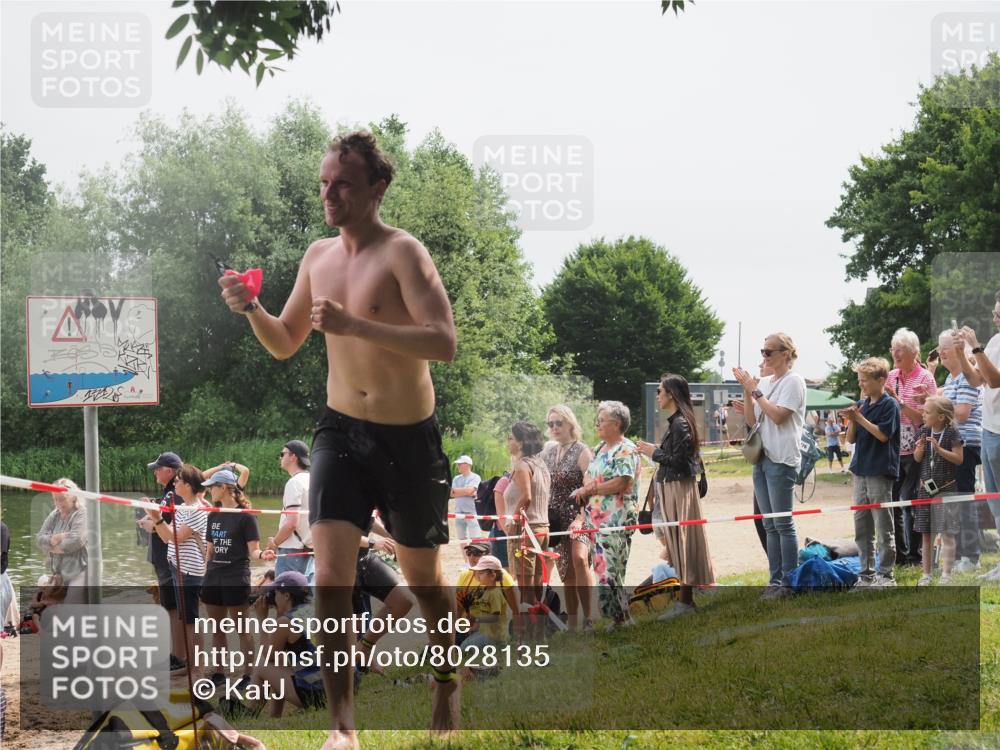 15.06.2025 - 27. Vierlanden-Triathlon KatJ http://msf.ph/oto/8028135 15.06.2025 11:02:23 Schwimmen 687, 734, 851 meine-sportfotos.de