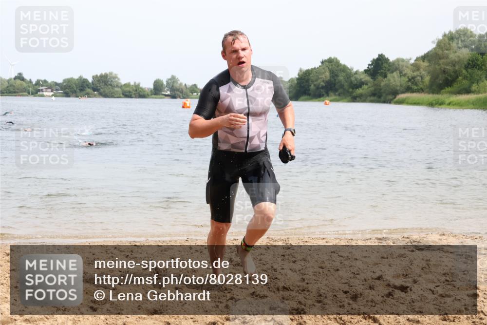 15.06.2025 - 27. Vierlanden-Triathlon Lena Gebhardt http://msf.ph/oto/8028139 15.06.2025 11:01:36 Schwimmen 701, 717 meine-sportfotos.de