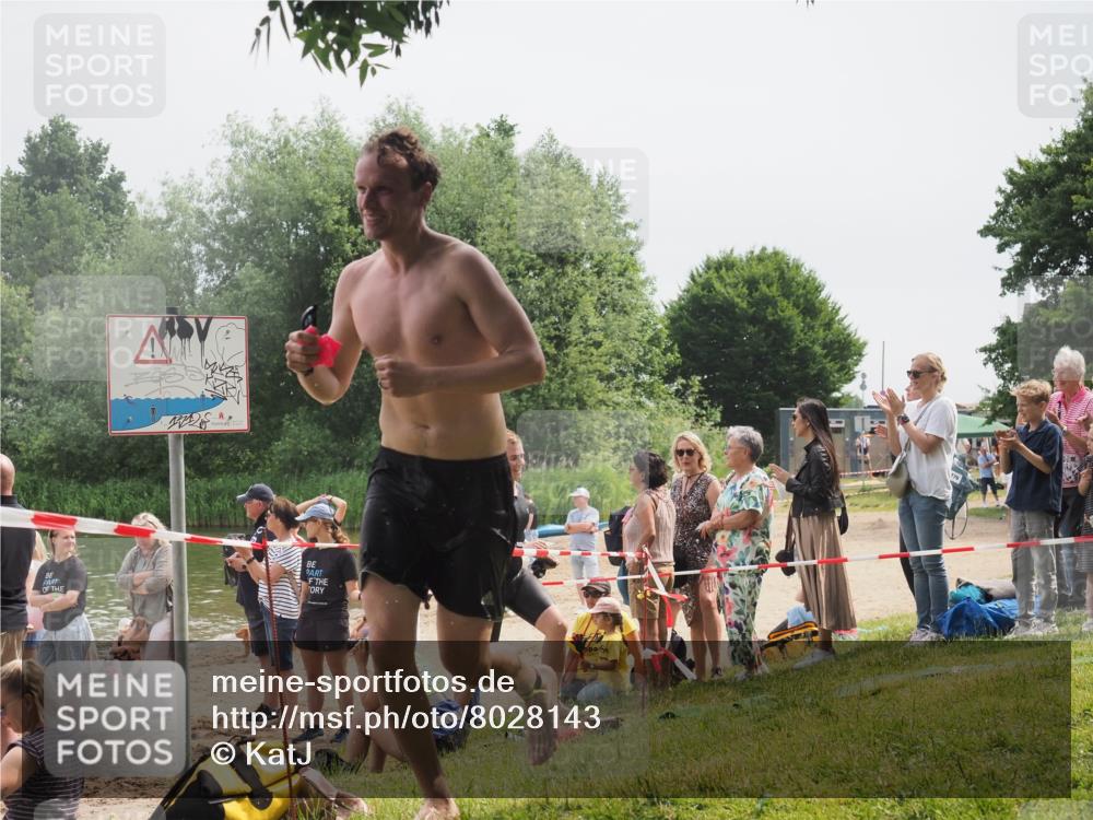 15.06.2025 - 27. Vierlanden-Triathlon KatJ http://msf.ph/oto/8028143 15.06.2025 11:02:23 Schwimmen 687, 734, 851 meine-sportfotos.de