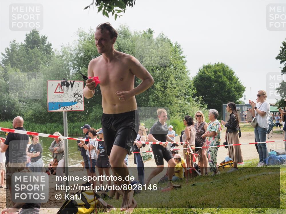 15.06.2025 - 27. Vierlanden-Triathlon KatJ http://msf.ph/oto/8028146 15.06.2025 11:02:23 Schwimmen 687, 734, 851 meine-sportfotos.de