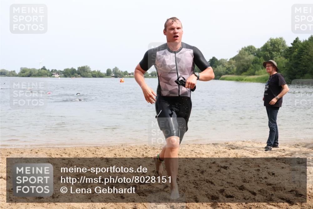 15.06.2025 - 27. Vierlanden-Triathlon Lena Gebhardt http://msf.ph/oto/8028151 15.06.2025 11:01:37 Schwimmen 701 meine-sportfotos.de