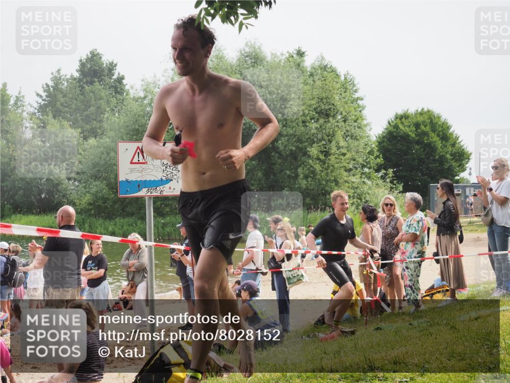 15.06.2025 - 27. Vierlanden-Triathlon KatJ http://msf.ph/oto/8028152 15.06.2025 11:02:23 Schwimmen 687, 734, 851 meine-sportfotos.de