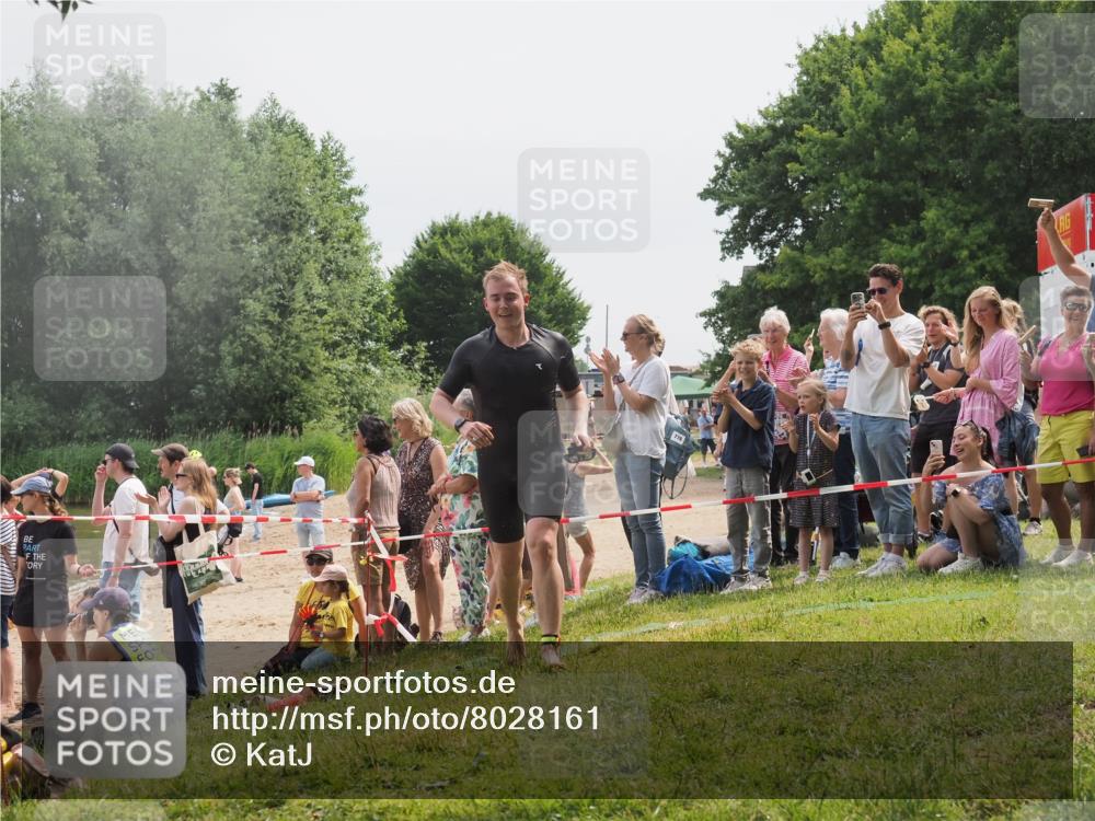 15.06.2025 - 27. Vierlanden-Triathlon KatJ http://msf.ph/oto/8028161 15.06.2025 11:02:24 Schwimmen 687, 734, 851 meine-sportfotos.de