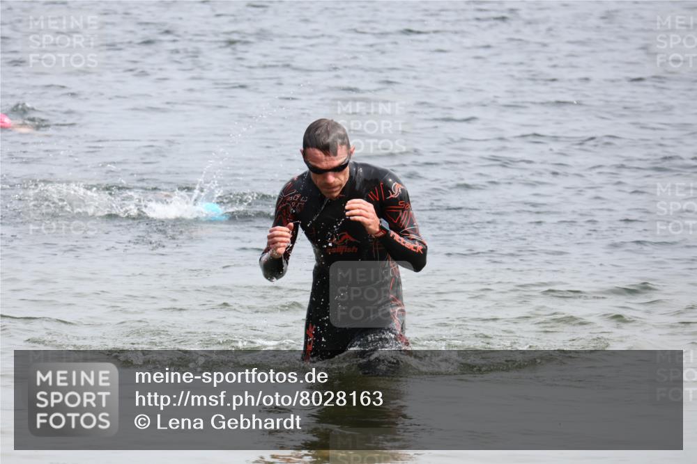15.06.2025 - 27. Vierlanden-Triathlon Lena Gebhardt http://msf.ph/oto/8028163 15.06.2025 11:01:49 Schwimmen 867 meine-sportfotos.de
