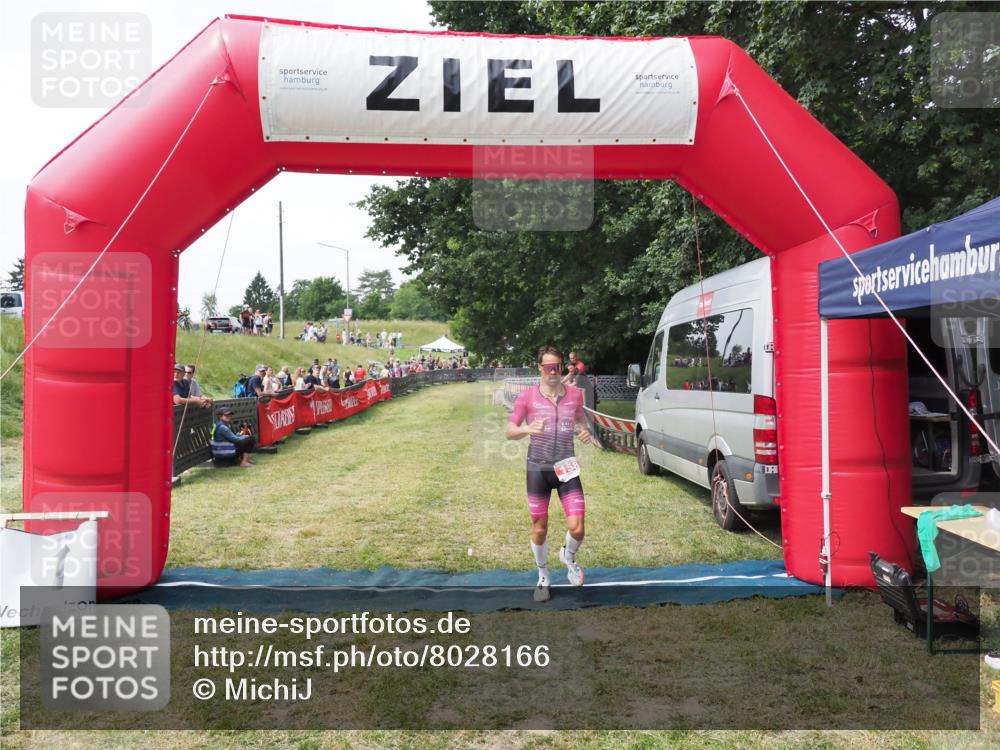 21.06.2025 - 27. Vierlanden-Triathlon MichiJ http://msf.ph/oto/8028166 15.06.2026 12:11:56 Ziel 158 meine-sportfotos.de