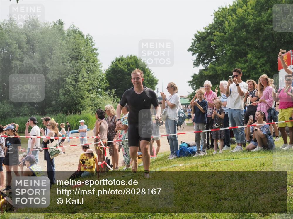 15.06.2025 - 27. Vierlanden-Triathlon KatJ http://msf.ph/oto/8028167 15.06.2025 11:02:24 Schwimmen 687, 734, 851 meine-sportfotos.de