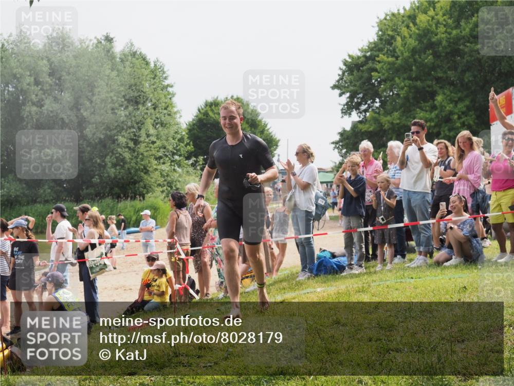15.06.2025 - 27. Vierlanden-Triathlon KatJ http://msf.ph/oto/8028179 15.06.2025 11:02:25 Schwimmen 687, 734, 851 meine-sportfotos.de