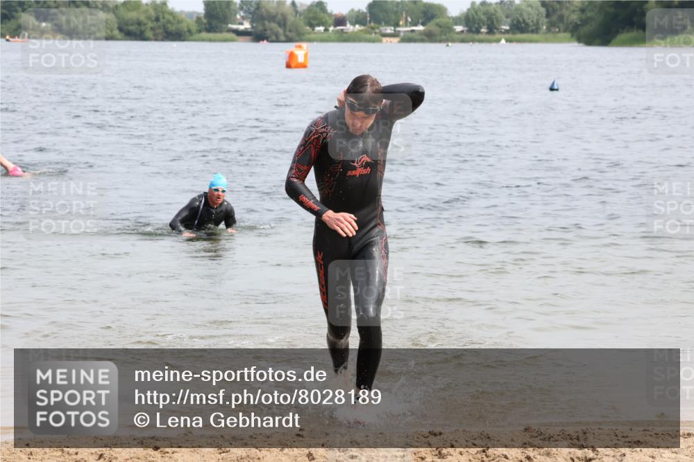 15.06.2025 - 27. Vierlanden-Triathlon Lena Gebhardt http://msf.ph/oto/8028189 15.06.2025 11:01:54 Schwimmen 867 meine-sportfotos.de