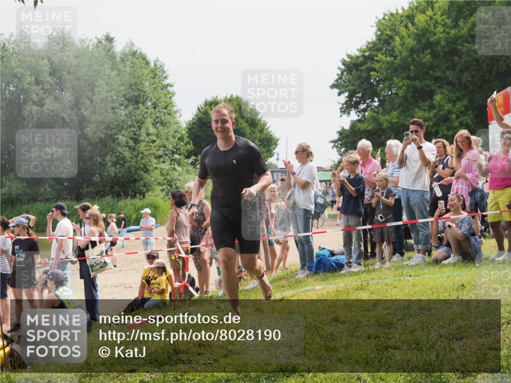 15.06.2025 - 27. Vierlanden-Triathlon KatJ http://msf.ph/oto/8028190 15.06.2025 11:02:25 Schwimmen 687, 734, 851 meine-sportfotos.de