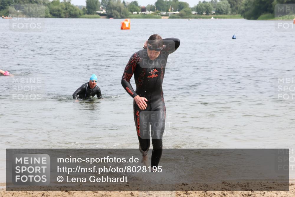 15.06.2025 - 27. Vierlanden-Triathlon Lena Gebhardt http://msf.ph/oto/8028195 15.06.2025 11:01:54 Schwimmen 867 meine-sportfotos.de