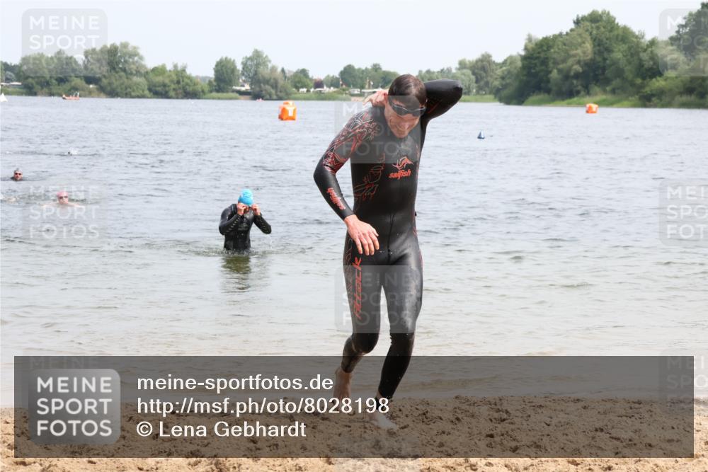 15.06.2025 - 27. Vierlanden-Triathlon Lena Gebhardt http://msf.ph/oto/8028198 15.06.2025 11:01:56 Schwimmen 867 meine-sportfotos.de