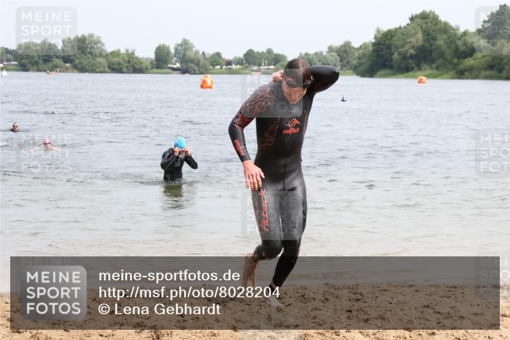 15.06.2025 - 27. Vierlanden-Triathlon Lena Gebhardt http://msf.ph/oto/8028204 15.06.2025 11:01:56 Schwimmen 867 meine-sportfotos.de