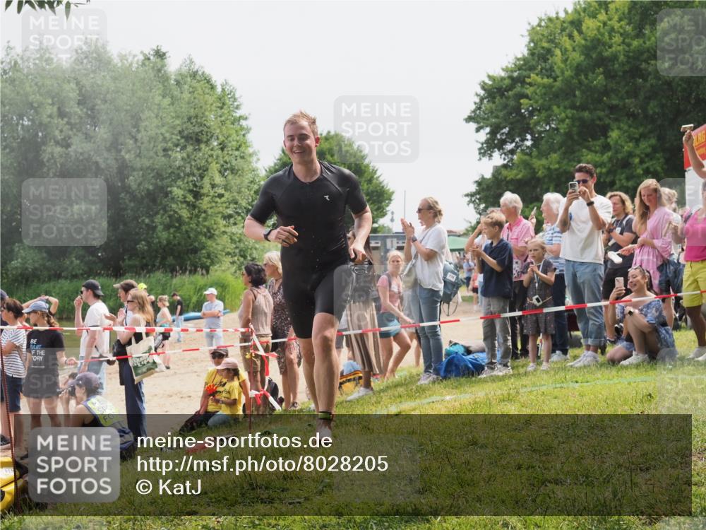 15.06.2025 - 27. Vierlanden-Triathlon KatJ http://msf.ph/oto/8028205 15.06.2025 11:02:25 Schwimmen 687, 734, 851 meine-sportfotos.de