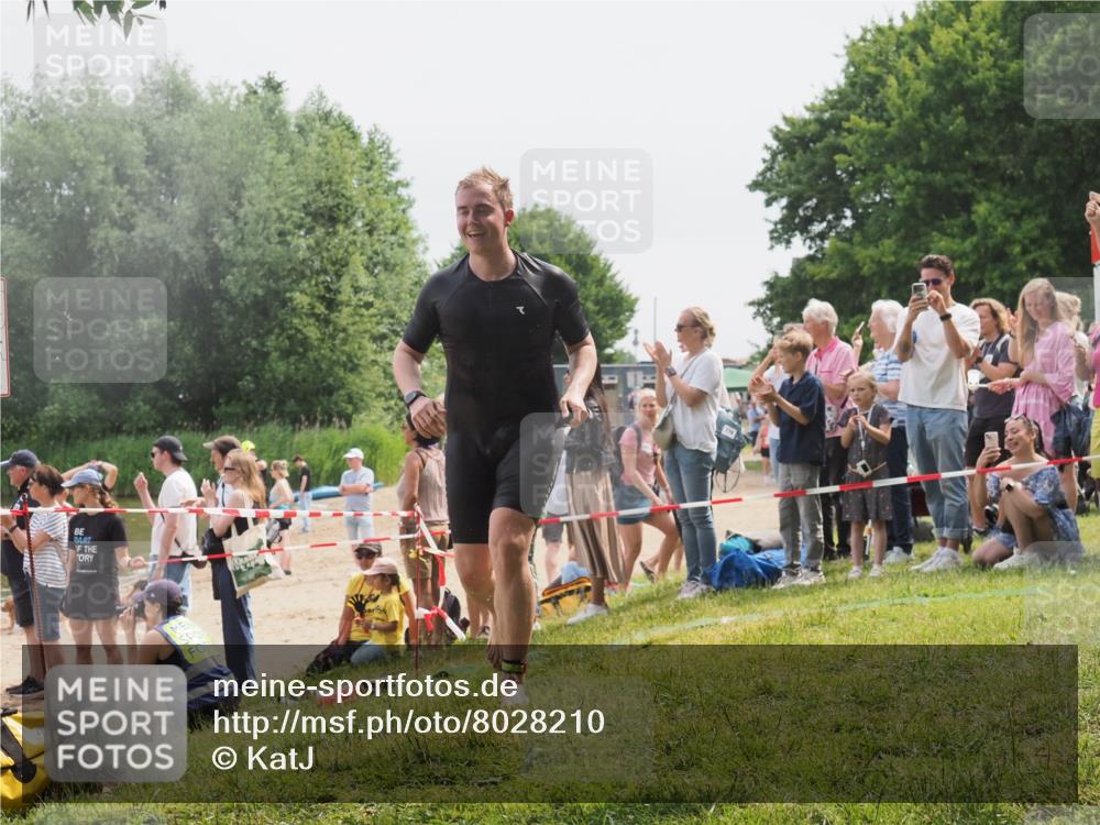 15.06.2025 - 27. Vierlanden-Triathlon KatJ http://msf.ph/oto/8028210 15.06.2025 11:02:25 Schwimmen 687, 734, 851 meine-sportfotos.de