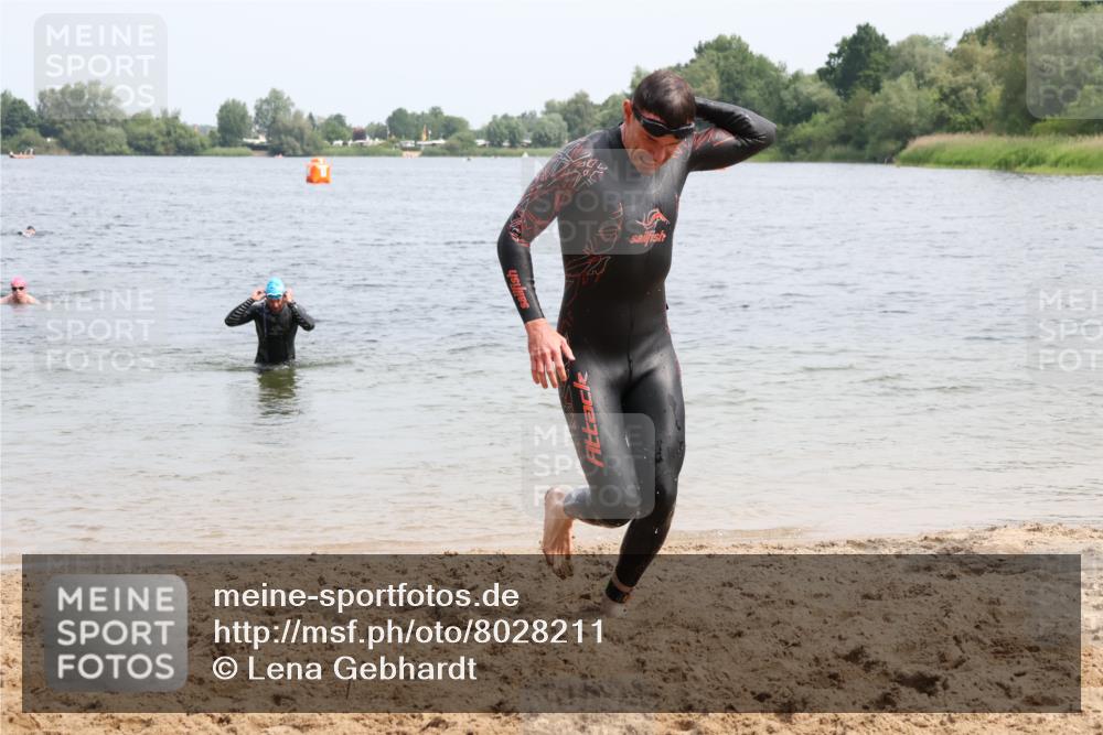 15.06.2025 - 27. Vierlanden-Triathlon Lena Gebhardt http://msf.ph/oto/8028211 15.06.2025 11:01:56 Schwimmen 867 meine-sportfotos.de