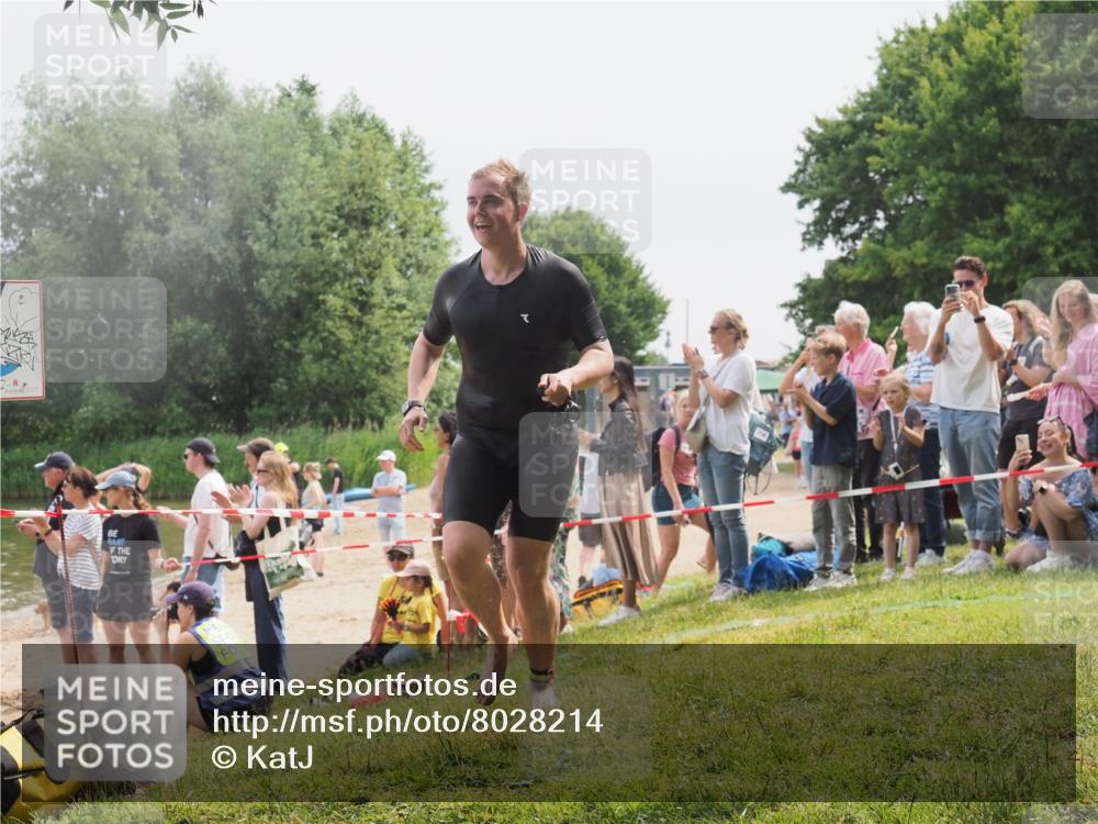 15.06.2025 - 27. Vierlanden-Triathlon KatJ http://msf.ph/oto/8028214 15.06.2025 11:02:25 Schwimmen 687, 734, 851 meine-sportfotos.de