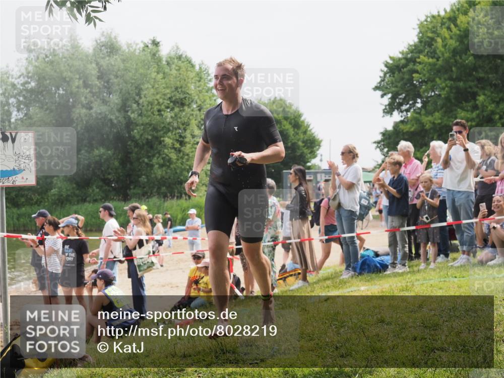 15.06.2025 - 27. Vierlanden-Triathlon KatJ http://msf.ph/oto/8028219 15.06.2025 11:02:25 Schwimmen 687, 734, 851 meine-sportfotos.de