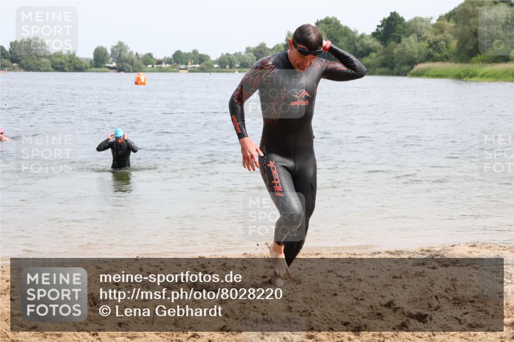 15.06.2025 - 27. Vierlanden-Triathlon Lena Gebhardt http://msf.ph/oto/8028220 15.06.2025 11:01:56 Schwimmen 867 meine-sportfotos.de