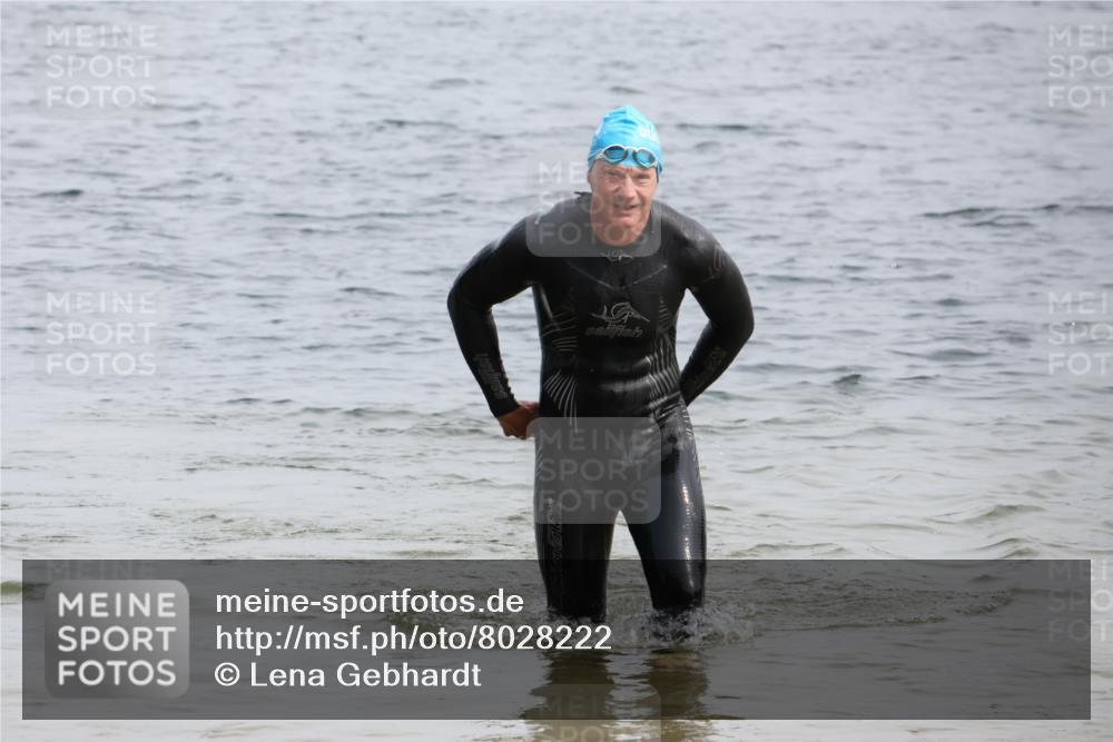 15.06.2025 - 27. Vierlanden-Triathlon Lena Gebhardt http://msf.ph/oto/8028222 15.06.2025 11:02:02 Schwimmen 851, 867 meine-sportfotos.de