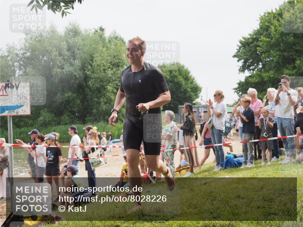 15.06.2025 - 27. Vierlanden-Triathlon KatJ http://msf.ph/oto/8028226 15.06.2025 11:02:26 Schwimmen 687, 734 meine-sportfotos.de