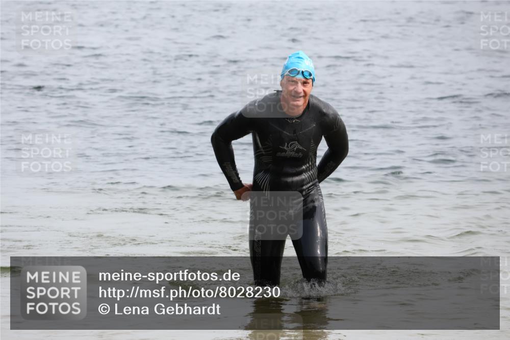 15.06.2025 - 27. Vierlanden-Triathlon Lena Gebhardt http://msf.ph/oto/8028230 15.06.2025 11:02:02 Schwimmen 851, 867 meine-sportfotos.de
