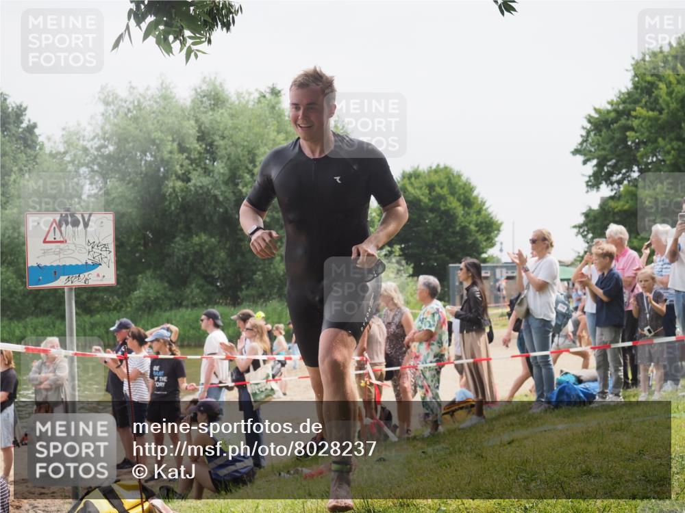 15.06.2025 - 27. Vierlanden-Triathlon KatJ http://msf.ph/oto/8028237 15.06.2025 11:02:26 Schwimmen 687, 734 meine-sportfotos.de