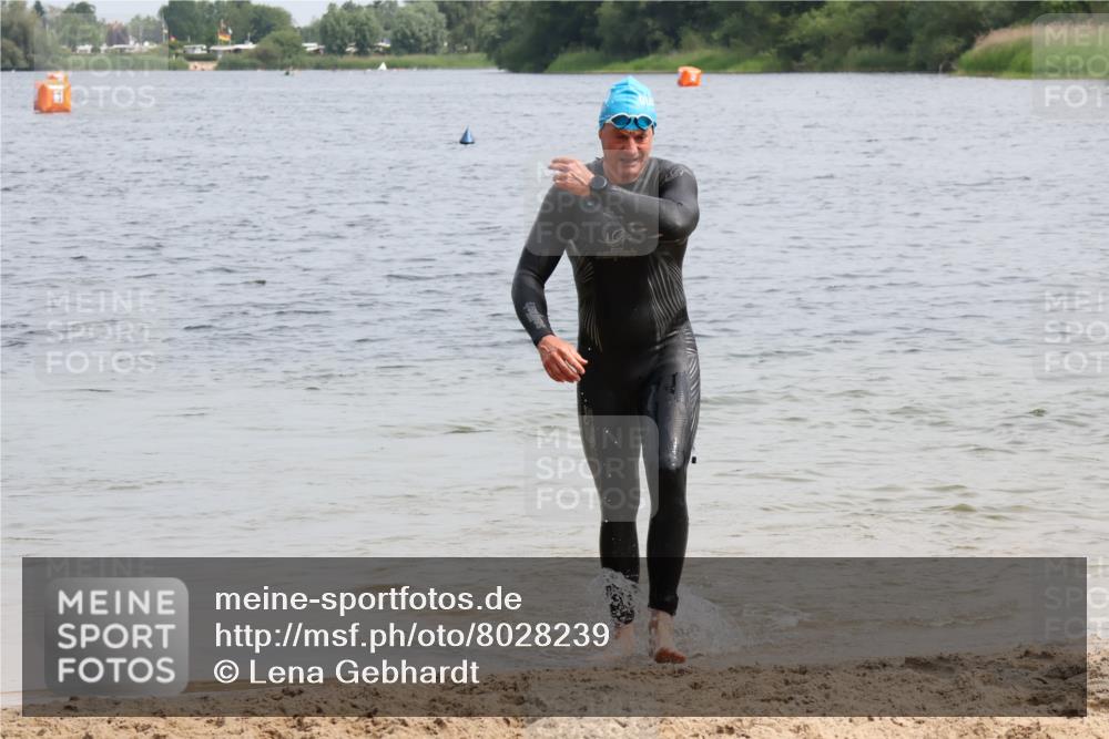 15.06.2025 - 27. Vierlanden-Triathlon Lena Gebhardt http://msf.ph/oto/8028239 15.06.2025 11:02:07 Schwimmen 734, 851, 867 meine-sportfotos.de