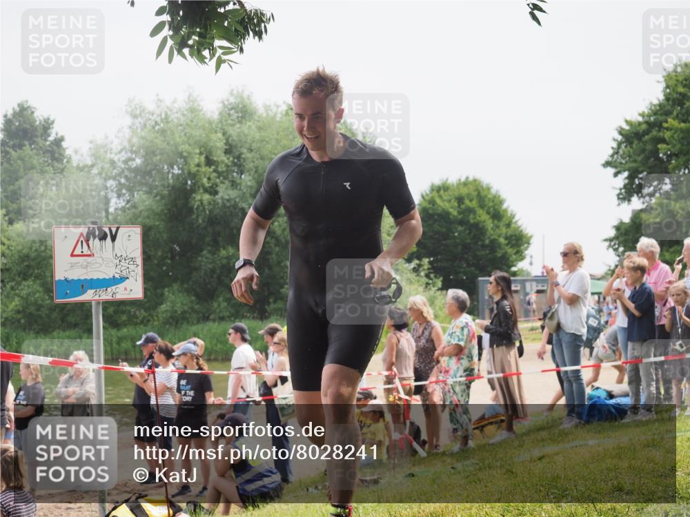 15.06.2025 - 27. Vierlanden-Triathlon KatJ http://msf.ph/oto/8028241 15.06.2025 11:02:26 Schwimmen 687, 734 meine-sportfotos.de