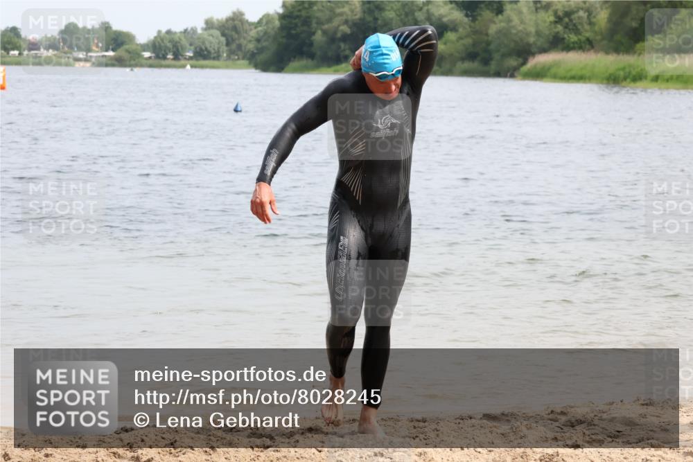 15.06.2025 - 27. Vierlanden-Triathlon Lena Gebhardt http://msf.ph/oto/8028245 15.06.2025 11:02:08 Schwimmen 734, 851 meine-sportfotos.de