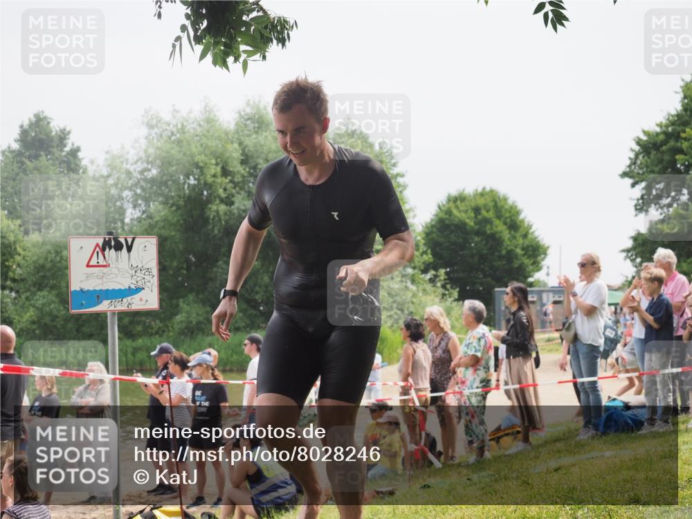 15.06.2025 - 27. Vierlanden-Triathlon KatJ http://msf.ph/oto/8028246 15.06.2025 11:02:26 Schwimmen 687, 734 meine-sportfotos.de