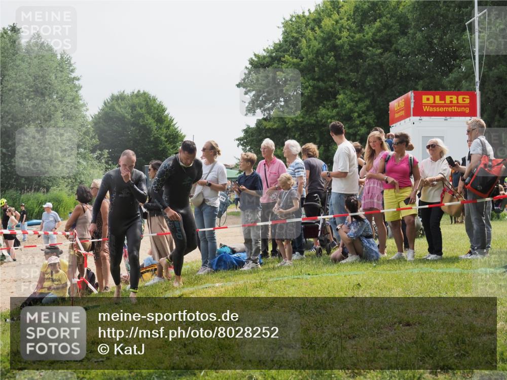 15.06.2025 - 27. Vierlanden-Triathlon KatJ http://msf.ph/oto/8028252 15.06.2025 11:02:38 Schwimmen 672, 696, 868 meine-sportfotos.de