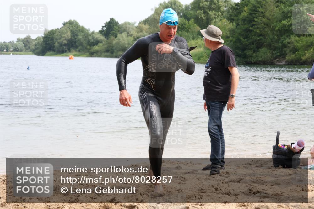 15.06.2025 - 27. Vierlanden-Triathlon Lena Gebhardt http://msf.ph/oto/8028257 15.06.2025 11:02:11 Schwimmen 687, 734, 851 meine-sportfotos.de