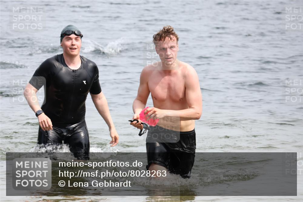 15.06.2025 - 27. Vierlanden-Triathlon Lena Gebhardt http://msf.ph/oto/8028263 15.06.2025 11:02:13 Schwimmen 687, 734, 851 meine-sportfotos.de