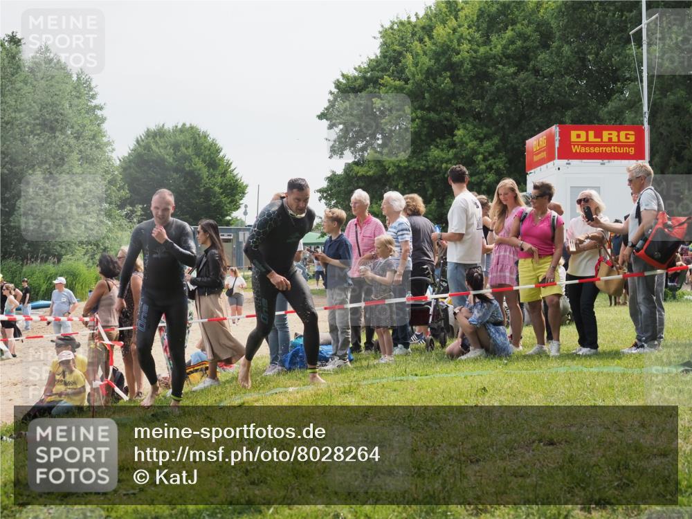 15.06.2025 - 27. Vierlanden-Triathlon KatJ http://msf.ph/oto/8028264 15.06.2025 11:02:39 Schwimmen 672, 696, 868 meine-sportfotos.de