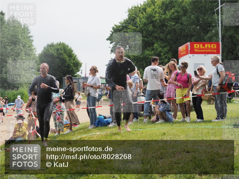 15.06.2025 - 27. Vierlanden-Triathlon KatJ http://msf.ph/oto/8028268 15.06.2025 11:02:39 Schwimmen 672, 696, 868 meine-sportfotos.de
