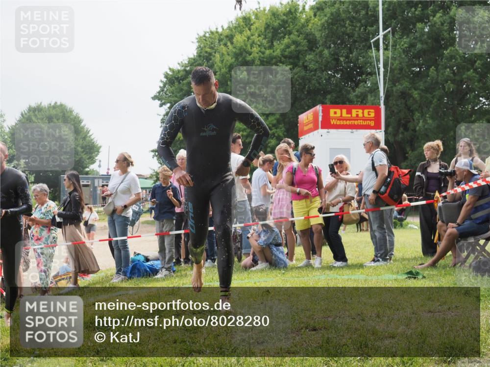 15.06.2025 - 27. Vierlanden-Triathlon KatJ http://msf.ph/oto/8028280 15.06.2025 11:02:40 Schwimmen 672, 696, 728, 868 meine-sportfotos.de